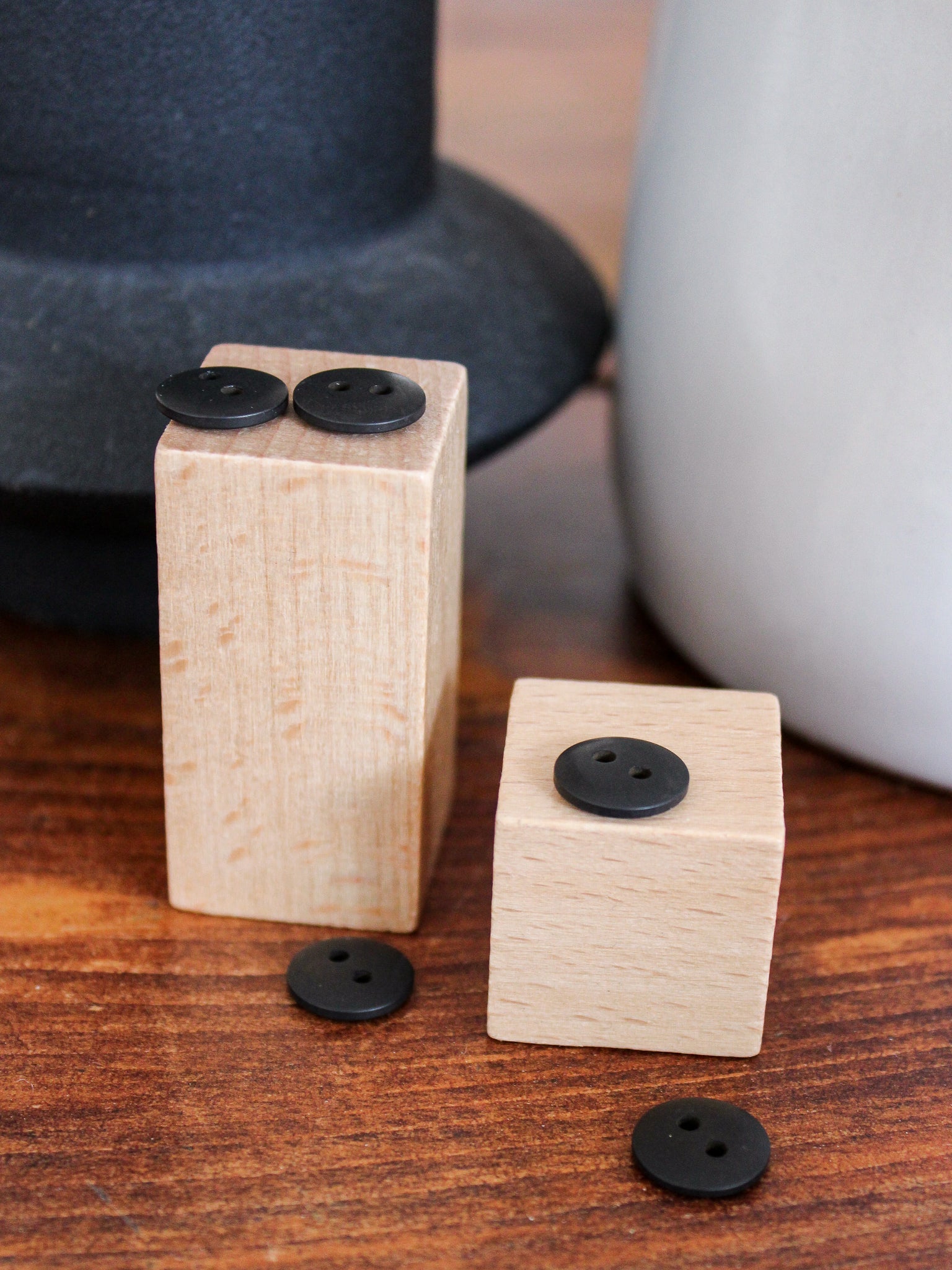 Bouton mat 2 trous - Noir - Joli Lab