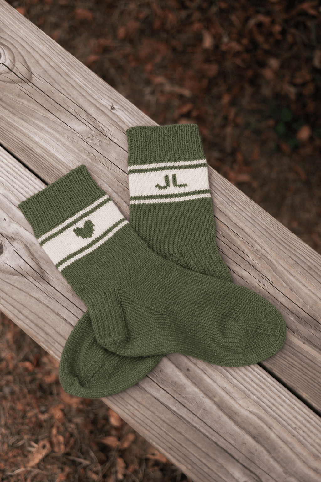 Joli Kit Tricot - Chaussettes Gaël écru et vert forêt (2 paires) - Joli Lab