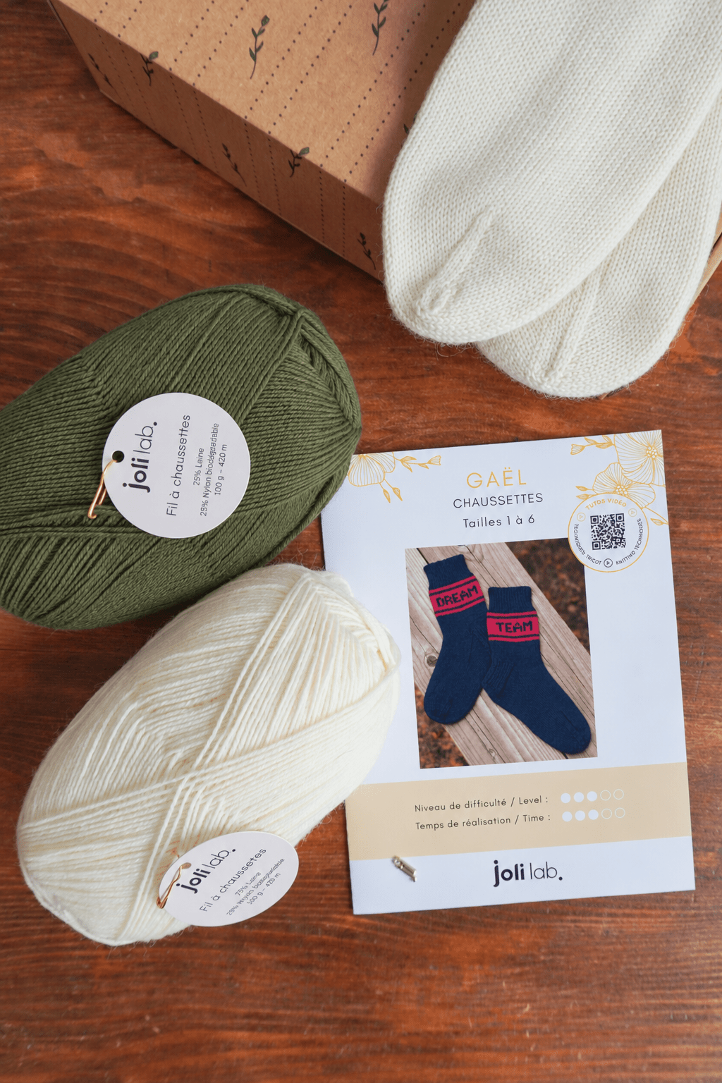 Joli Kit Tricot - Chaussettes Gaël écru et vert forêt (2 paires) - Joli Lab