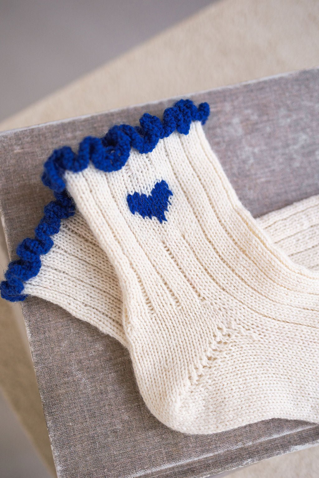 Joli Kit Tricot - Chaussettes Madeleine bleu roi et écru (2 paires) - Joli Lab