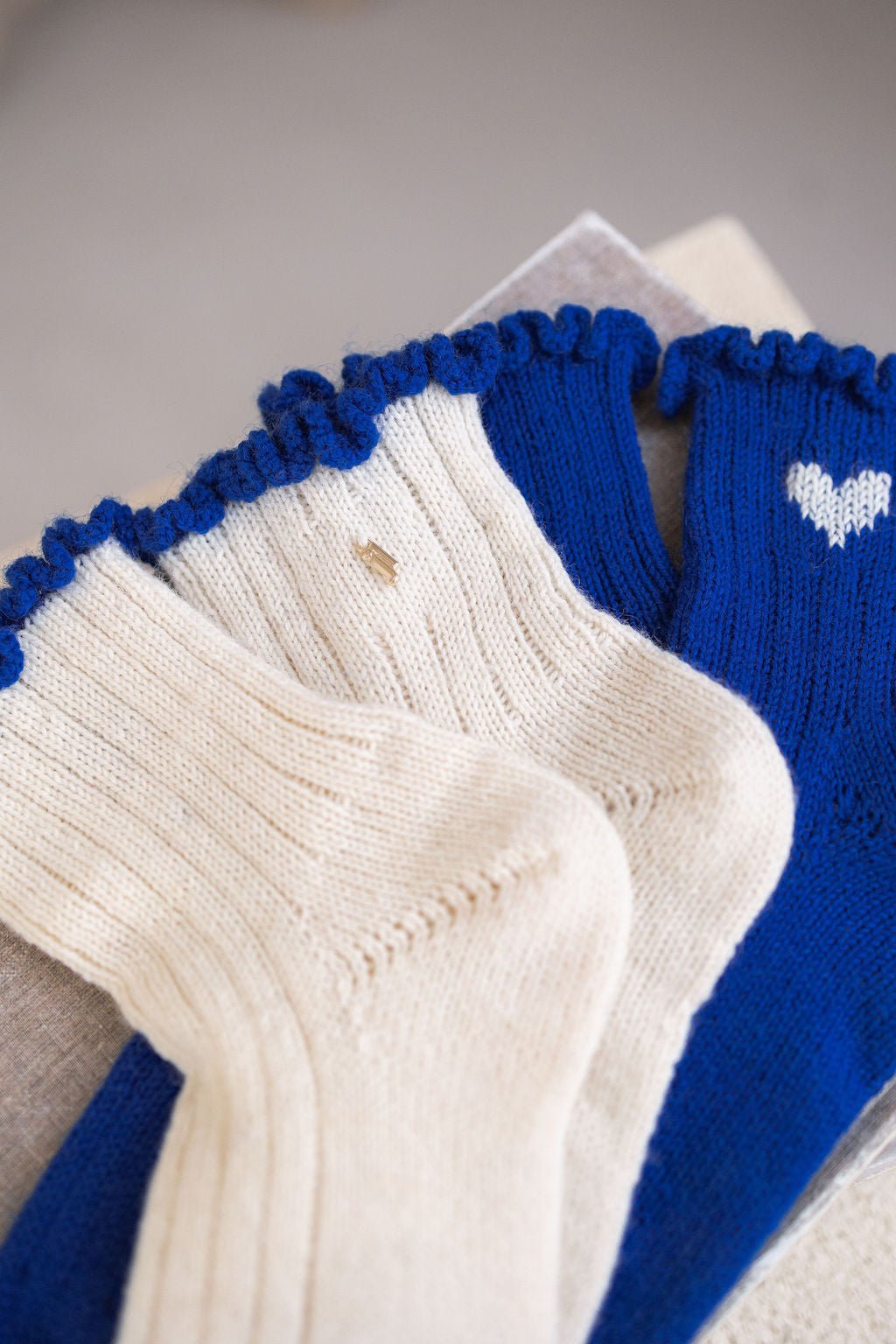 Joli Kit Tricot - Chaussettes Madeleine bleu roi et écru (2 paires) - Joli Lab