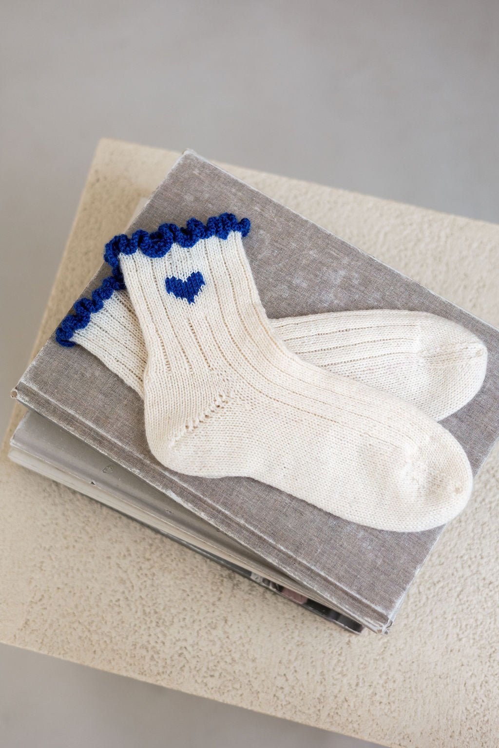 Joli Kit Tricot - Chaussettes Madeleine bleu roi et écru (2 paires) - Joli Lab
