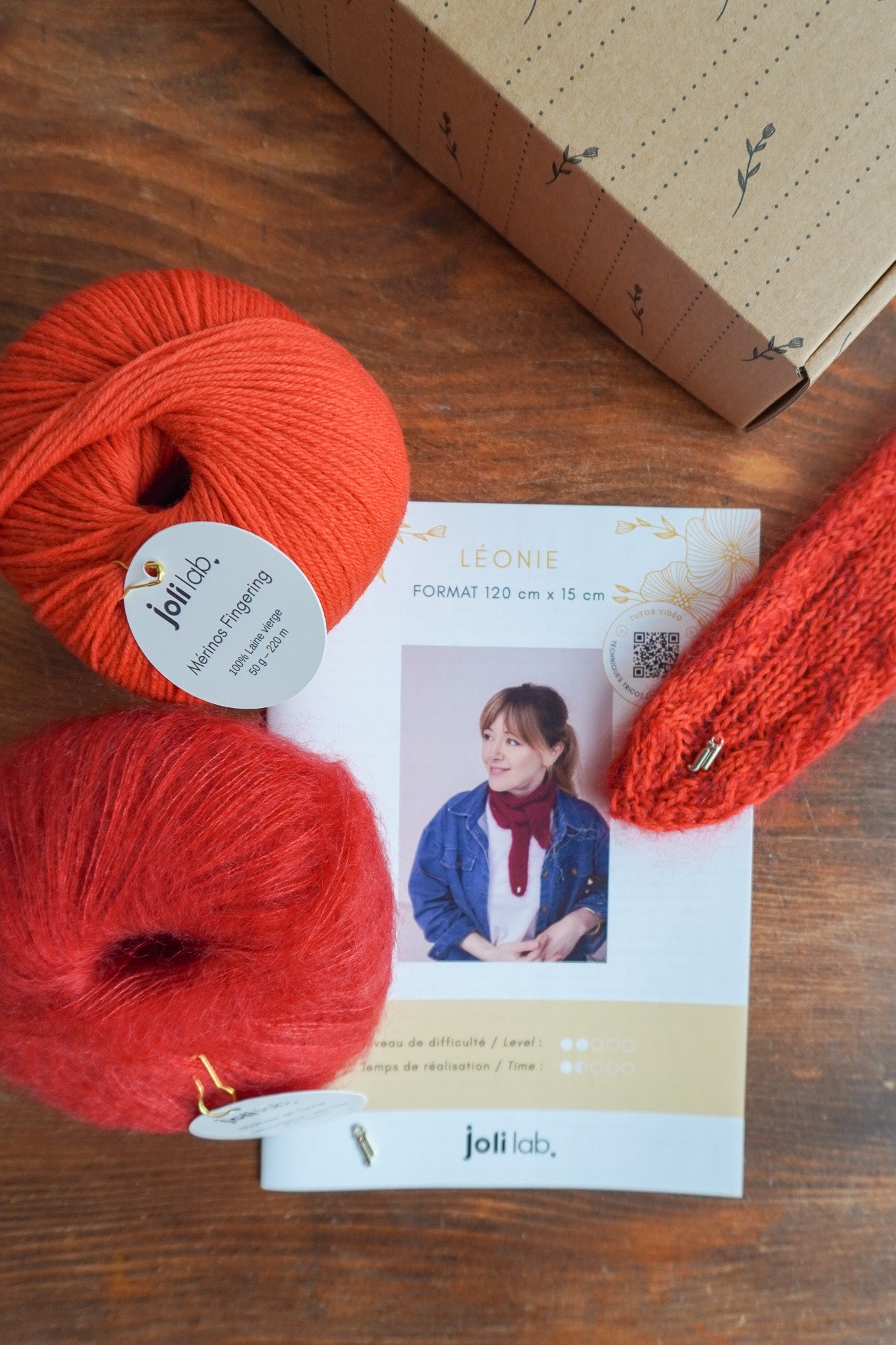 Joli Kit Tricot - Écharpe Léonie rouge orangé - Joli Lab