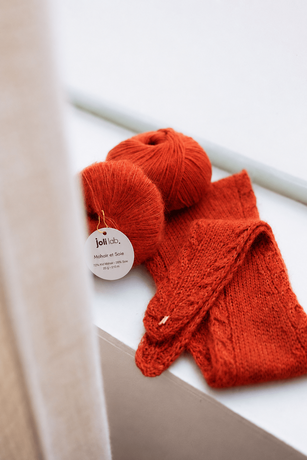 Joli Kit Tricot - Écharpe Léonie rouge orangé - Joli Lab